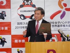 記者からの質問に答える蒲島知事の写真