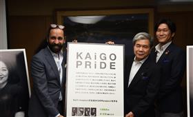 報告会で写真パネルの贈呈を受ける蒲島知事の写真