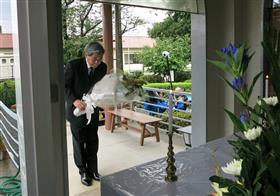 納骨堂で献花する蒲島知事の写真