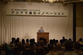 来賓挨拶を行う蒲島知事の写真（全景）