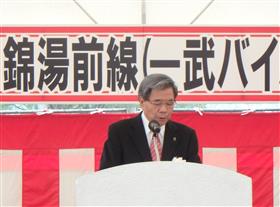 開通式典で主催者挨拶を行う蒲島知事の写真