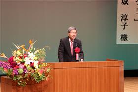 来賓祝辞を述べる蒲島知事の写真