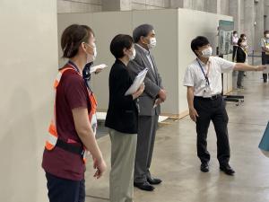 知事視察写真（シミュレーション会場にて説明を受ける蒲島知事）