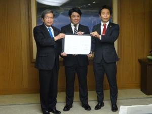 立地協定調印式の様子（中央が佐藤社長）