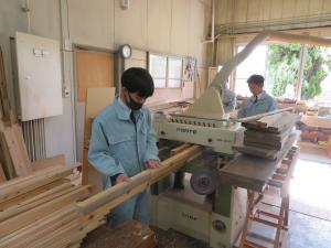 展示棚を製作している様子（小川工業高校建築科）