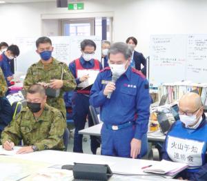 総合防災訓練にて職員へ指示する蒲島知事