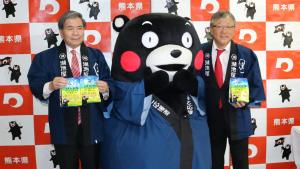 株式会社湖池屋佐藤社長と蒲島知事、くまモンの記念写真です。