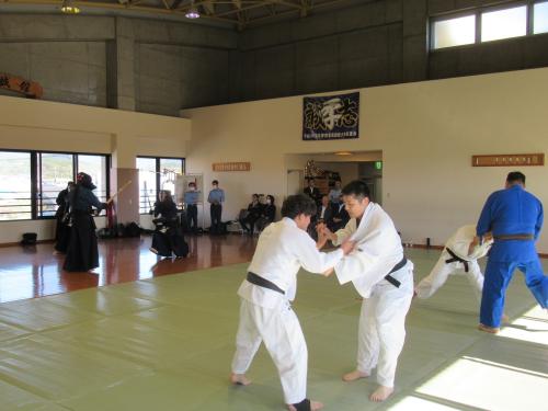協議会委員が、柔道・剣道訓練を視察する状況