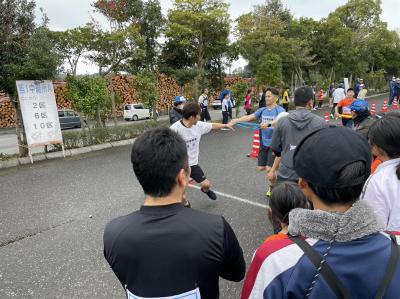 市民駅伝でタスキをつないでいる様子