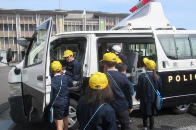 小学生が警察車両を見学している様子