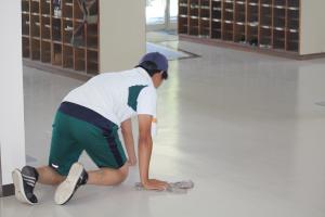 田植え終了後汚れた廊下を拭く学生
