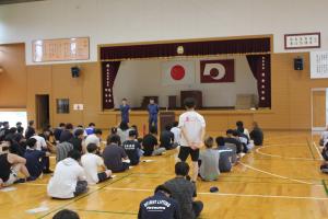 質問をする学生