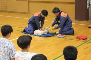 AEDの使用方法を聞く学生