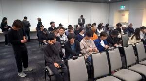 ファームステイ先を待つ学生