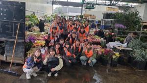 市場で集合写真