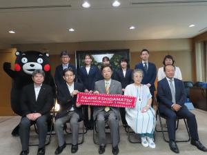 パリ2024オリンピックに出場するくまもと再春館製薬所バドミントンチーム所属山口選手・志田選手・松山選手による知事表敬