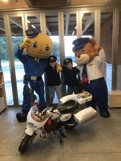 警察のマスコット「ゆっぴー」と「ナッシー君」との記念撮影の様子