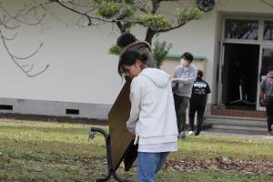 机を持ち出す