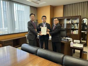 坂井防災担当大臣(中央)に要望書を手交する木村知事(左)、山口議長(右)