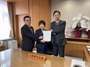 あべ文部科学大臣