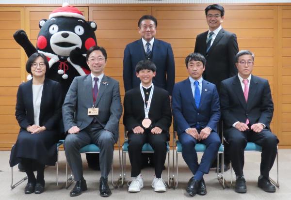 世界テコンドープムセ（型）選手権大会２０２４で銅メダルを獲得した汐﨑然選手による 知事表敬