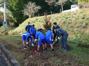 参加者全員で記念植樹を行っている