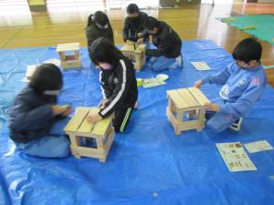 八幡小児童が木製椅子を作成している